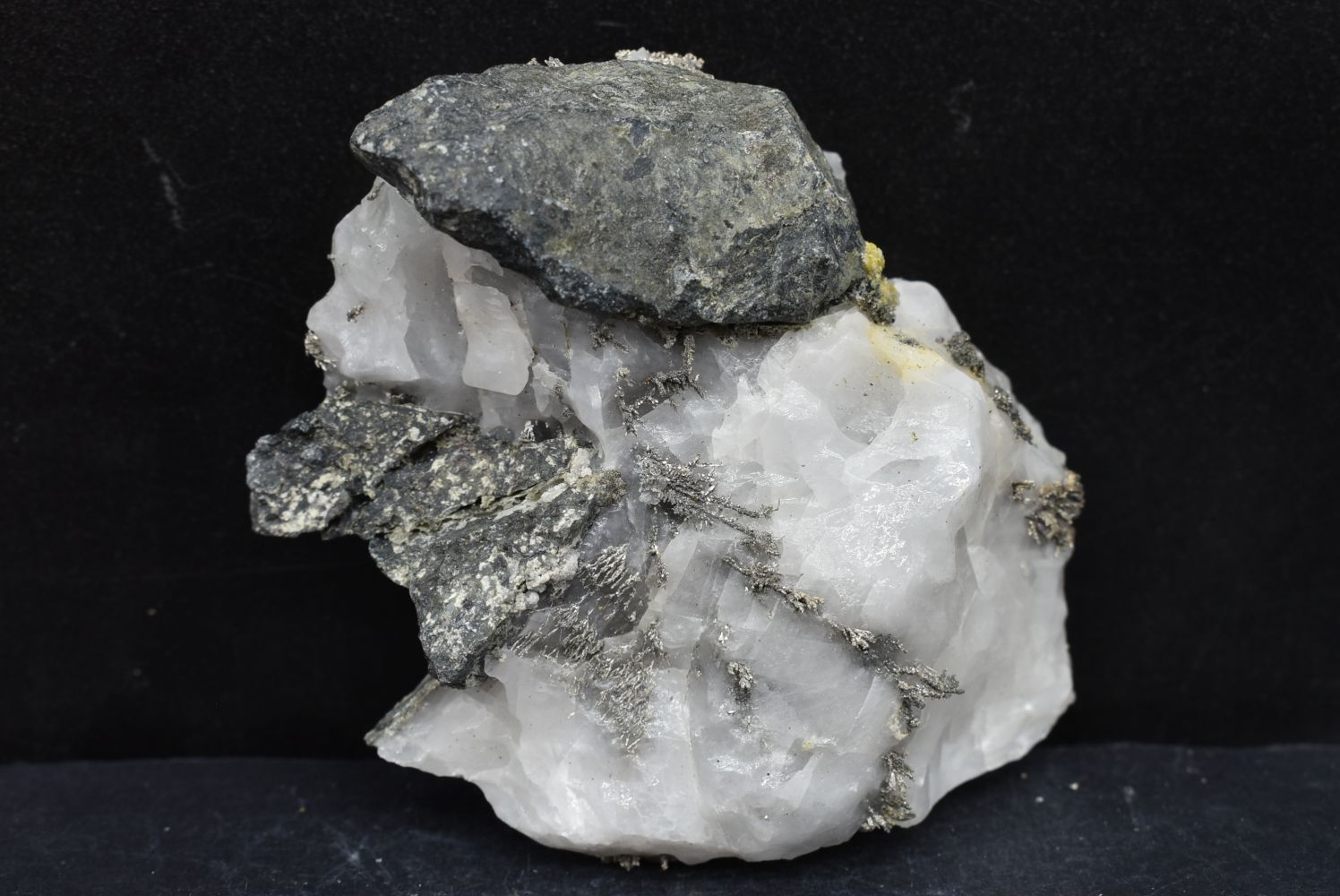 Dyscrasite on Calcite