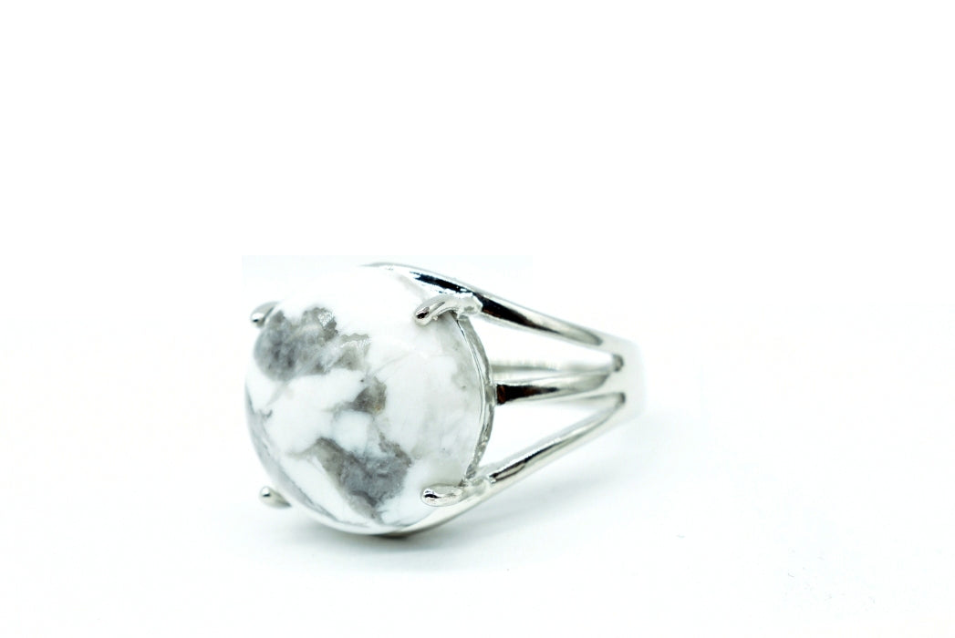 Ring with adjustable polished Magnesite