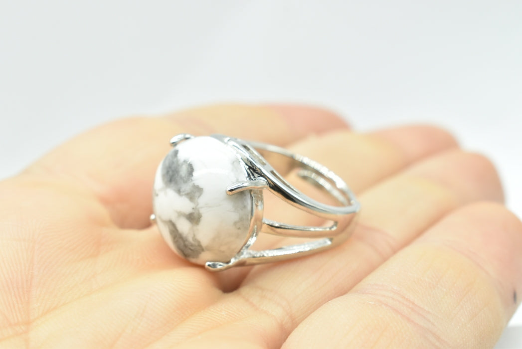 Ring with adjustable polished Magnesite