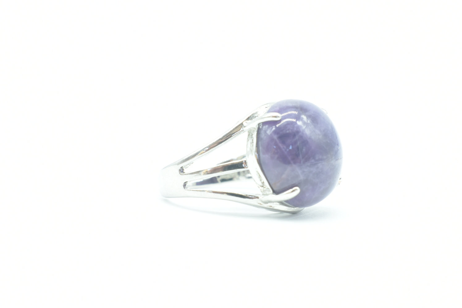Ring with round Amethyst gemstone