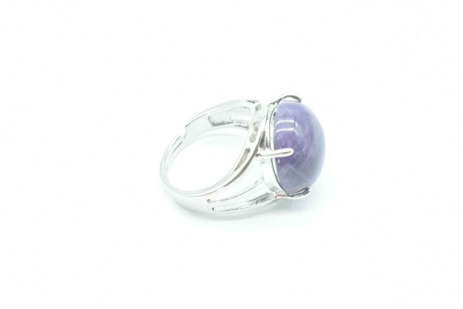 Ring with round Amethyst gemstone