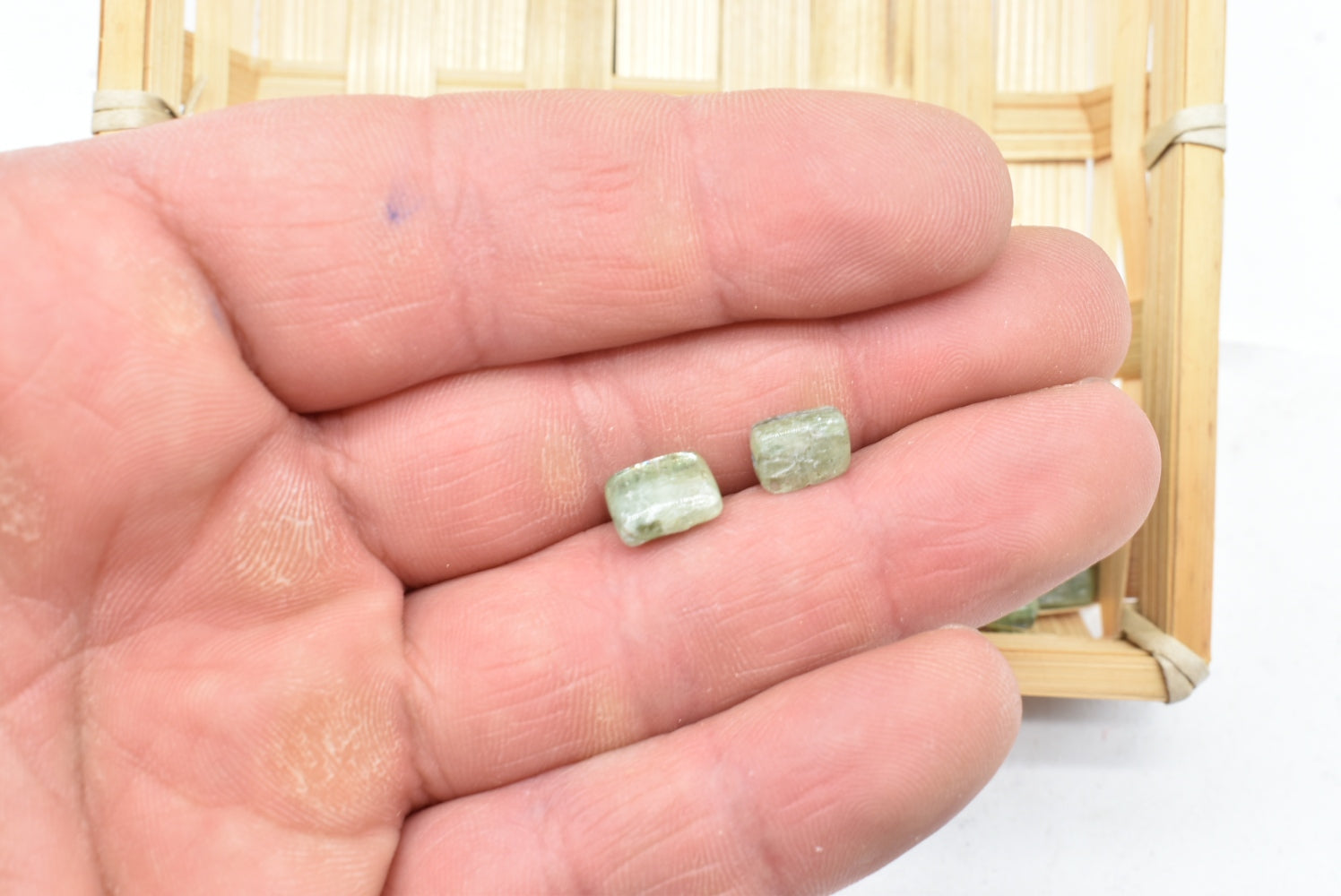 Perline di Cianite Verde 6-9 mm Forate - 3 Perline